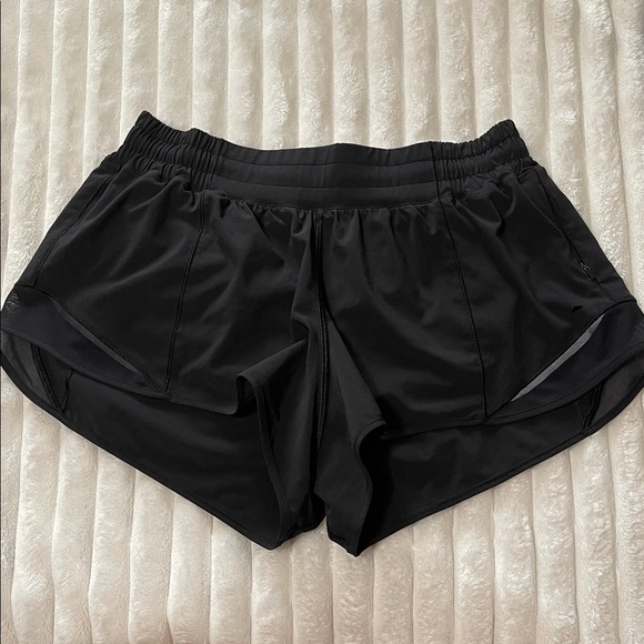 Lululemon Hotty Hot Short II *2.5" | Size 8 - Picture 3 of 8